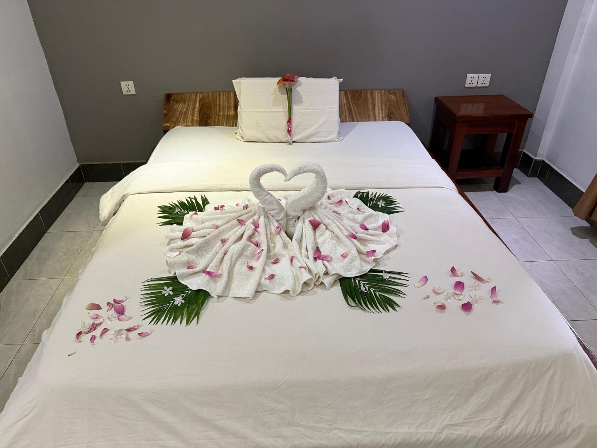 Neakru Guesthouse And Restaurant Kampot Eksteriør billede
